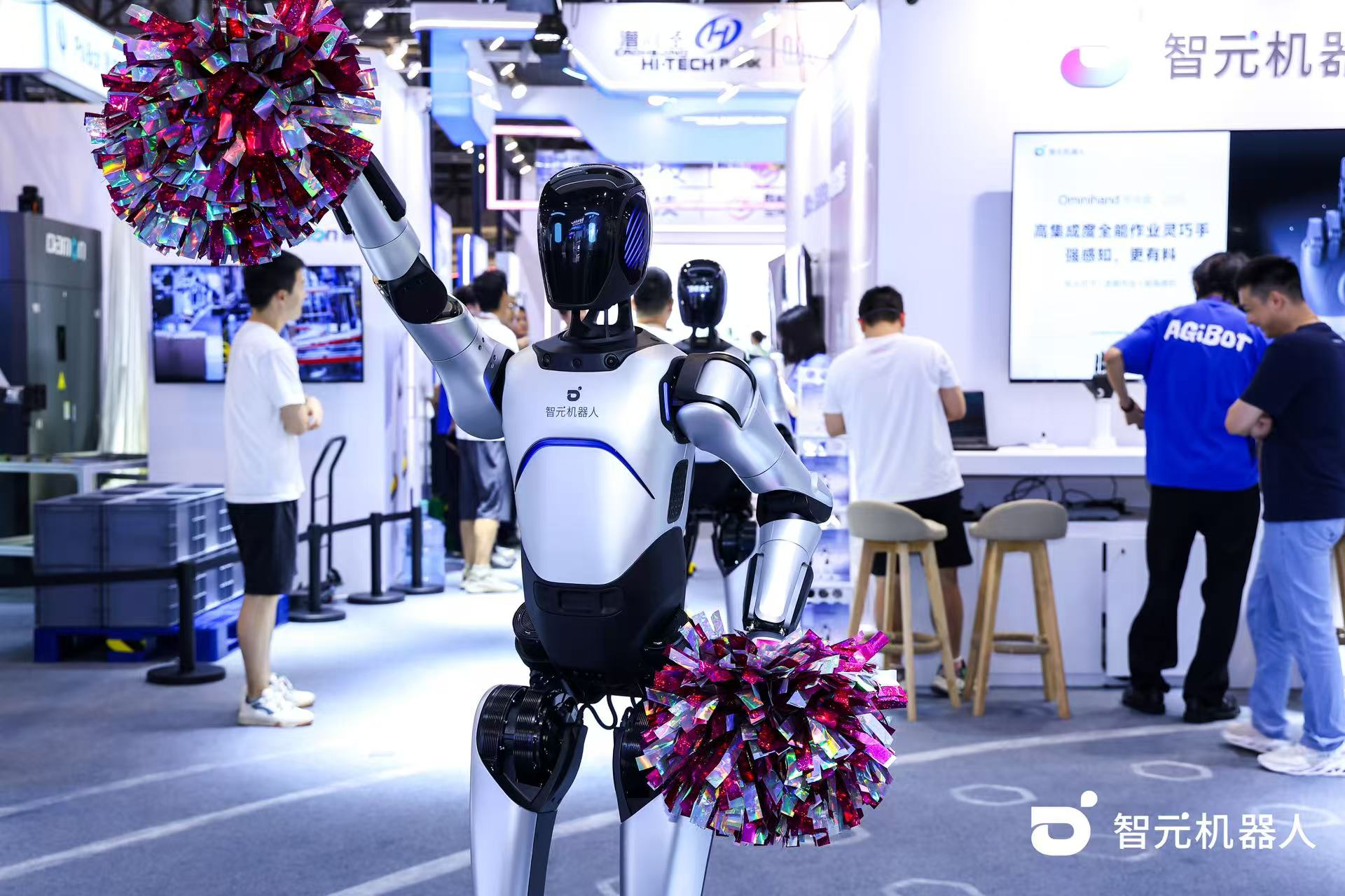 2026世界杯机器人 WAIC 首日展台火爆，机器人家族集体打工忙不停